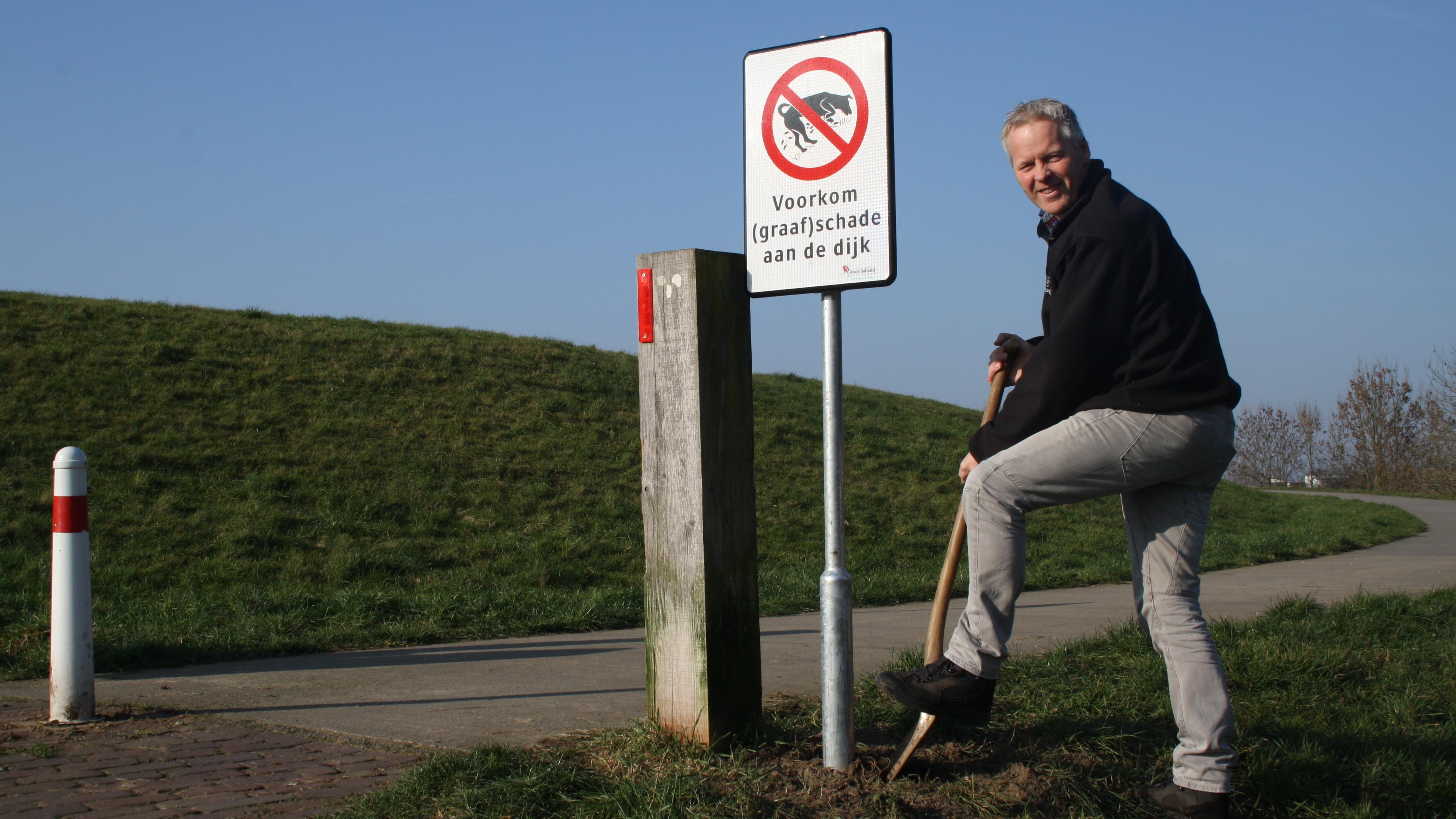 Schade door gravende honden aan dijken, waterschap waarschuwt baasjes