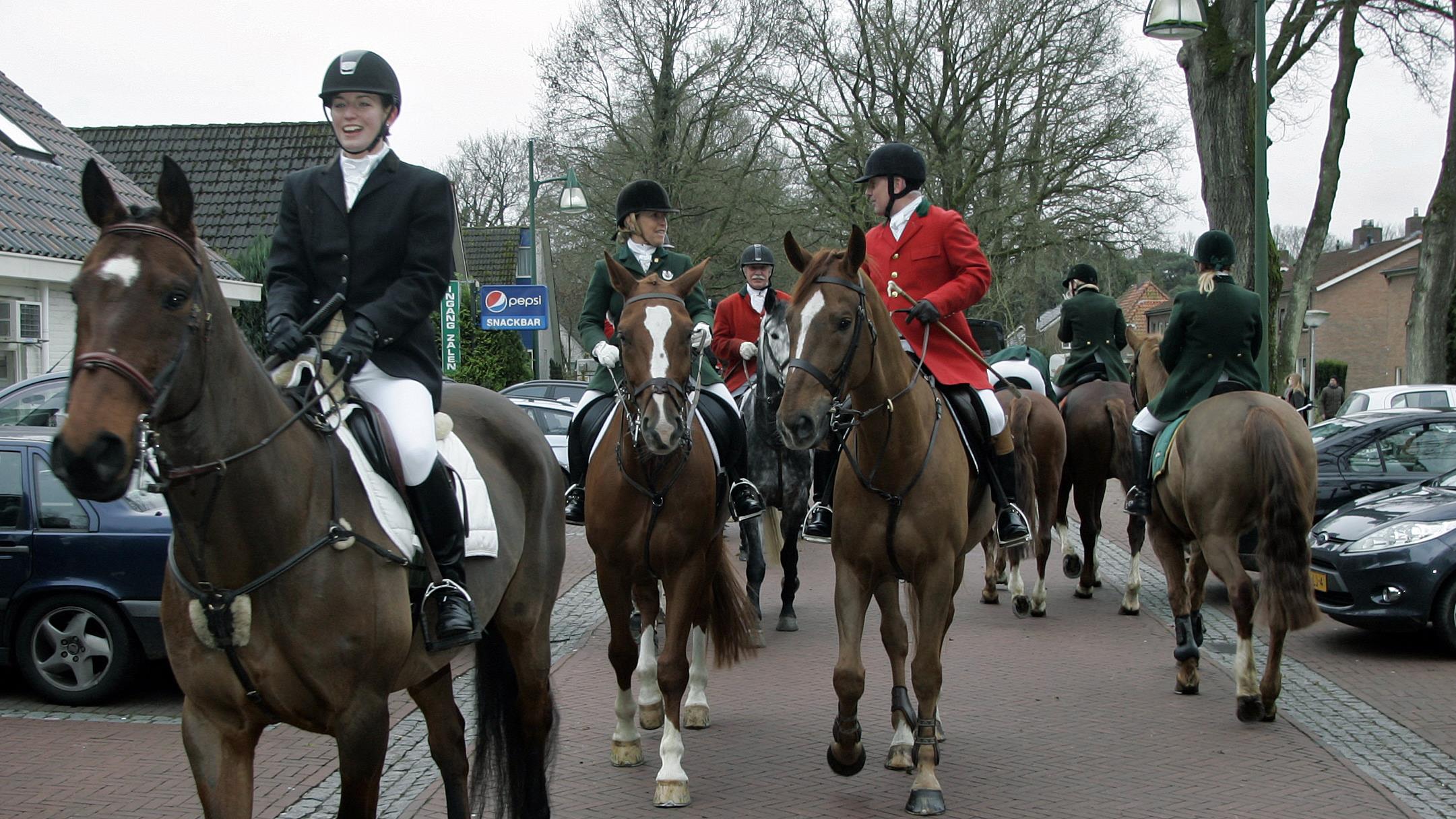 Tientallen paarden en honden in IJhorst voor slipjacht